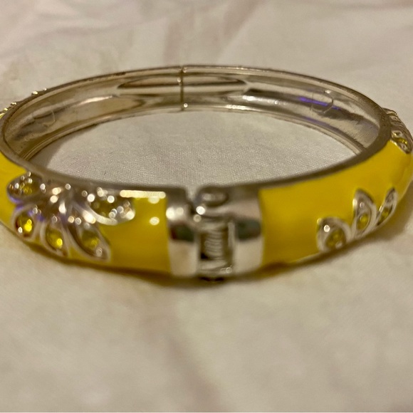 Pretty enamel snap bracelet Yellow with Gold tone flower accents - Picture 8 of 12